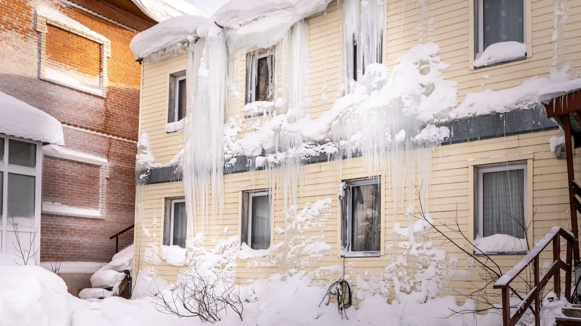 Падение сосулек и снега с крыши может нанести значительный ущерб здоровью людей. Фото: Федор Воронов / «Ямал-Медиа»
