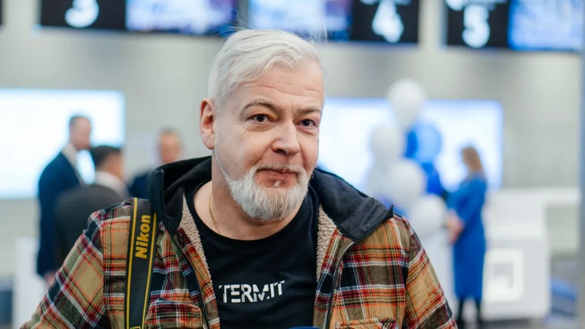Своими эмоциями от нового аэропорта блогер Виталий Дворяченко делится с подписчиками. Фото: Юлия Чудинова/«Ямал-Медиа»