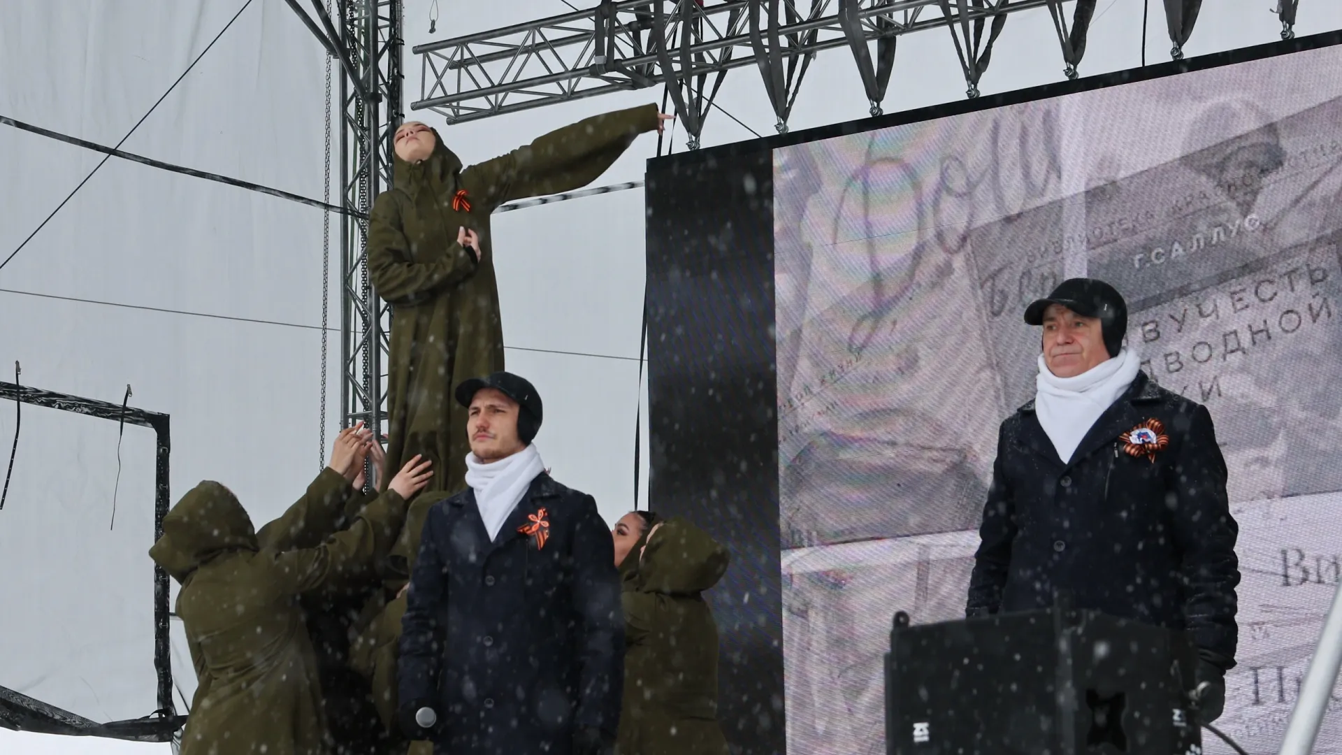 Со сцены прозвучали пронзительные песни военных лет. Фото: Андрей Ткачев / «Ямал-Медиа»