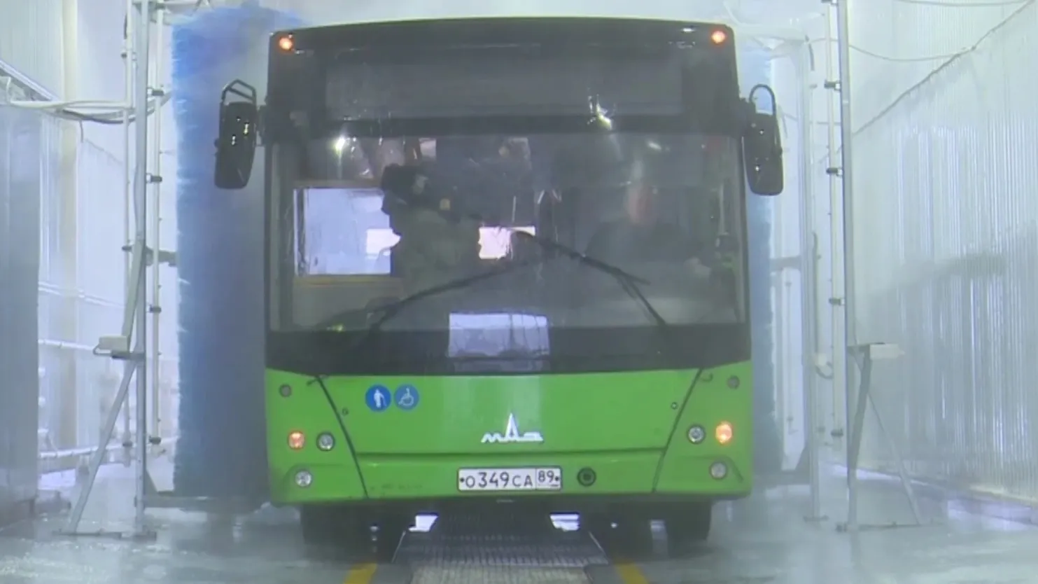 Помывка автобуса теперь занимает всего 3 минуты. Кадр из видео telegram-канала t.me/titovsky_al