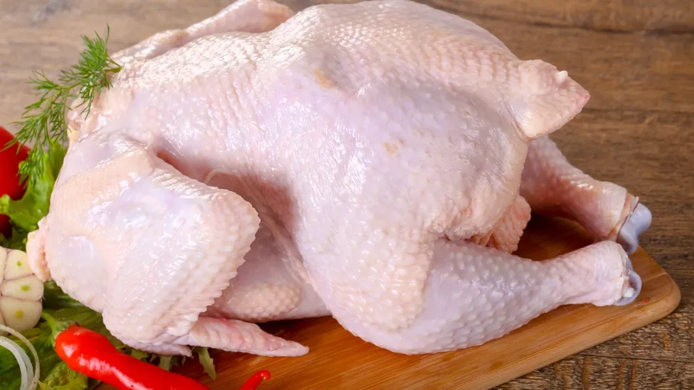 Сколько размораживать курицу. Замороженная курица. Размороженная курица фото. Мясо курицы гормоны. Разморозка курицы в микроволновке.