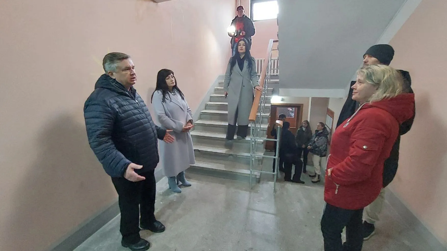 Виктор Казарин взял конфликт жильцов с УК под контроль. Фото: t.me/kazarinvn