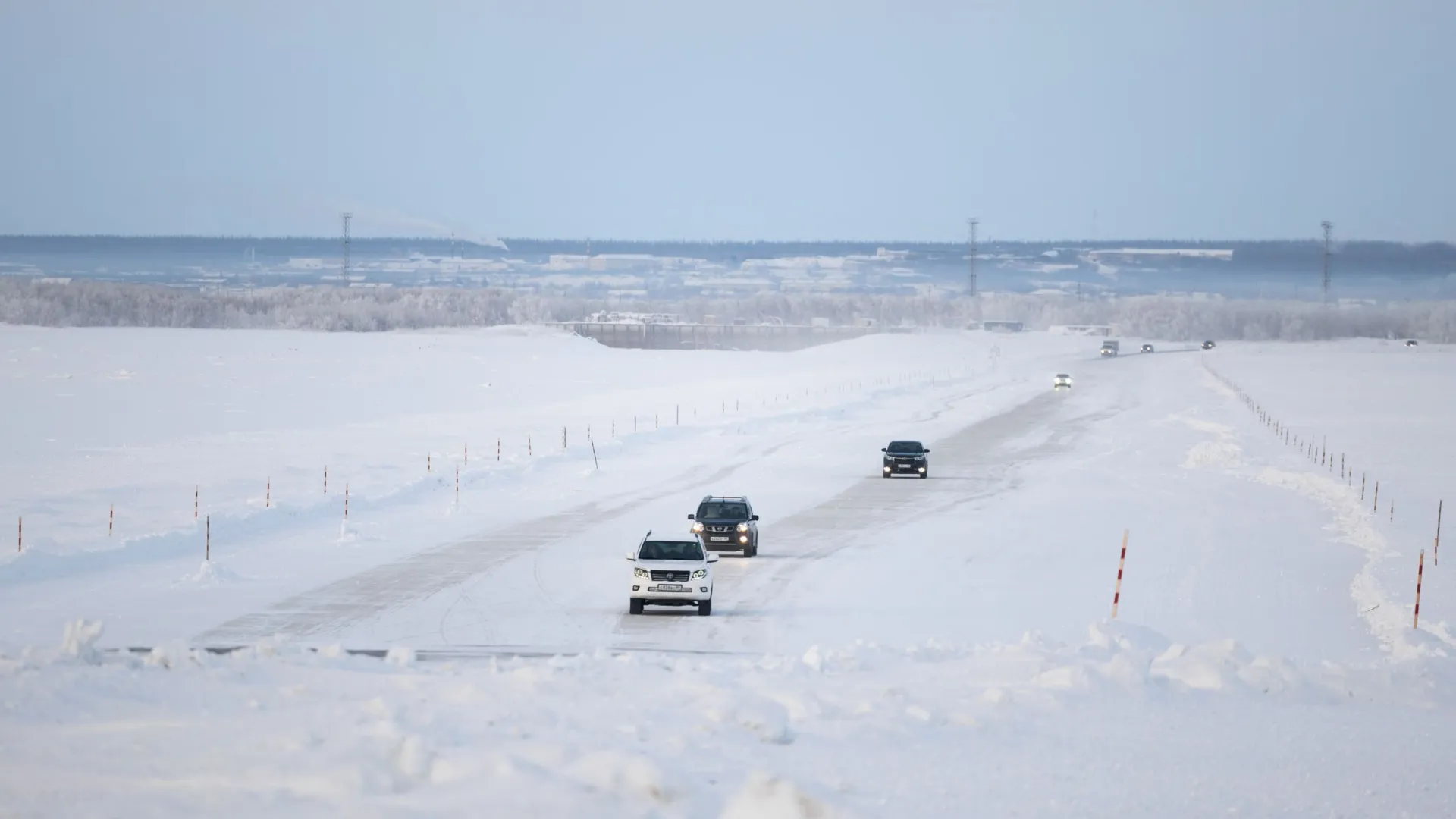 Автомобилям тяжелее 3,5 тонны по зимнику можно будет проехать только ночью. Фото: Юлия Чудинова / «Ямал-Медиа»
