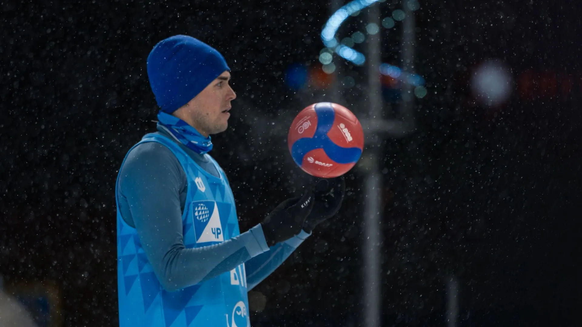 Волейболисты-снежники победили в Шерегеше. Фото: Сергей Зубков / «Ямал-Медиа»