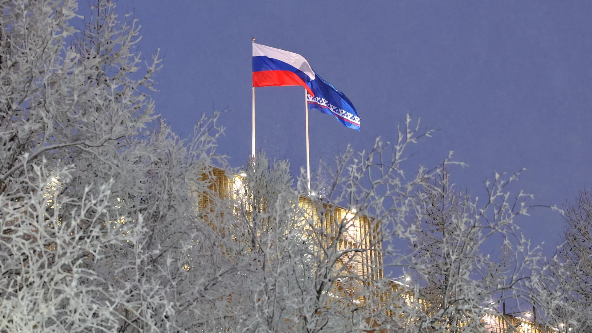 В Новом Уренгое обновят полотнища всех флагов. Фото:  Андрей Ткачев / «Ямал-Медиа»
