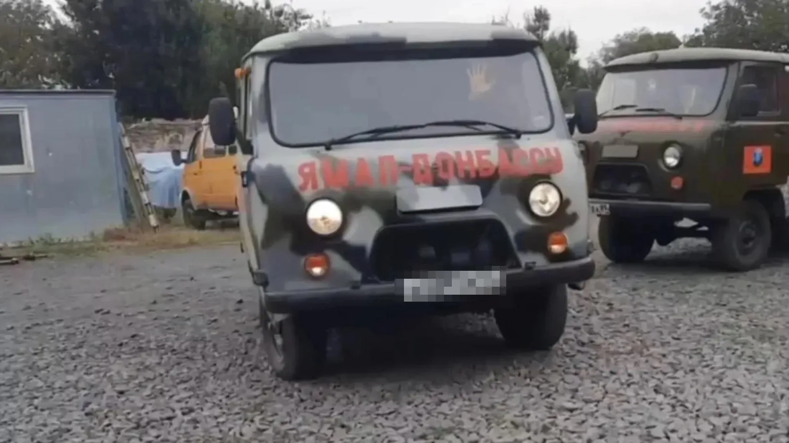 Машины с гумпомощью от ямальцев приехали в ДНР. Кадр из видео t.me/salekhard_admin