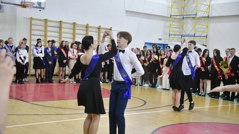 Танец — неизменная часть школьных торжеств. Фото: Андрей Ткачев / «Ямал-Медиа»
