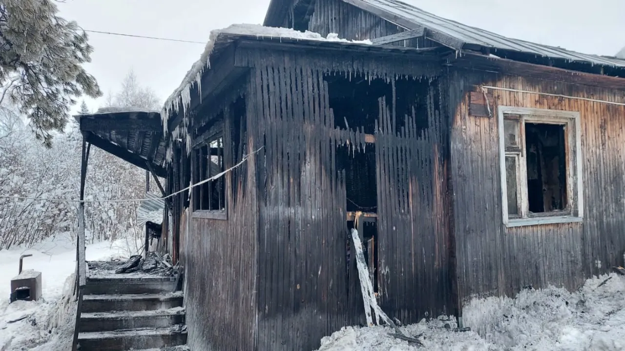 Сгоревший в ночь на 2 февраля дом в Мужах. Фото: t.me/OlegNikolaevichPopov