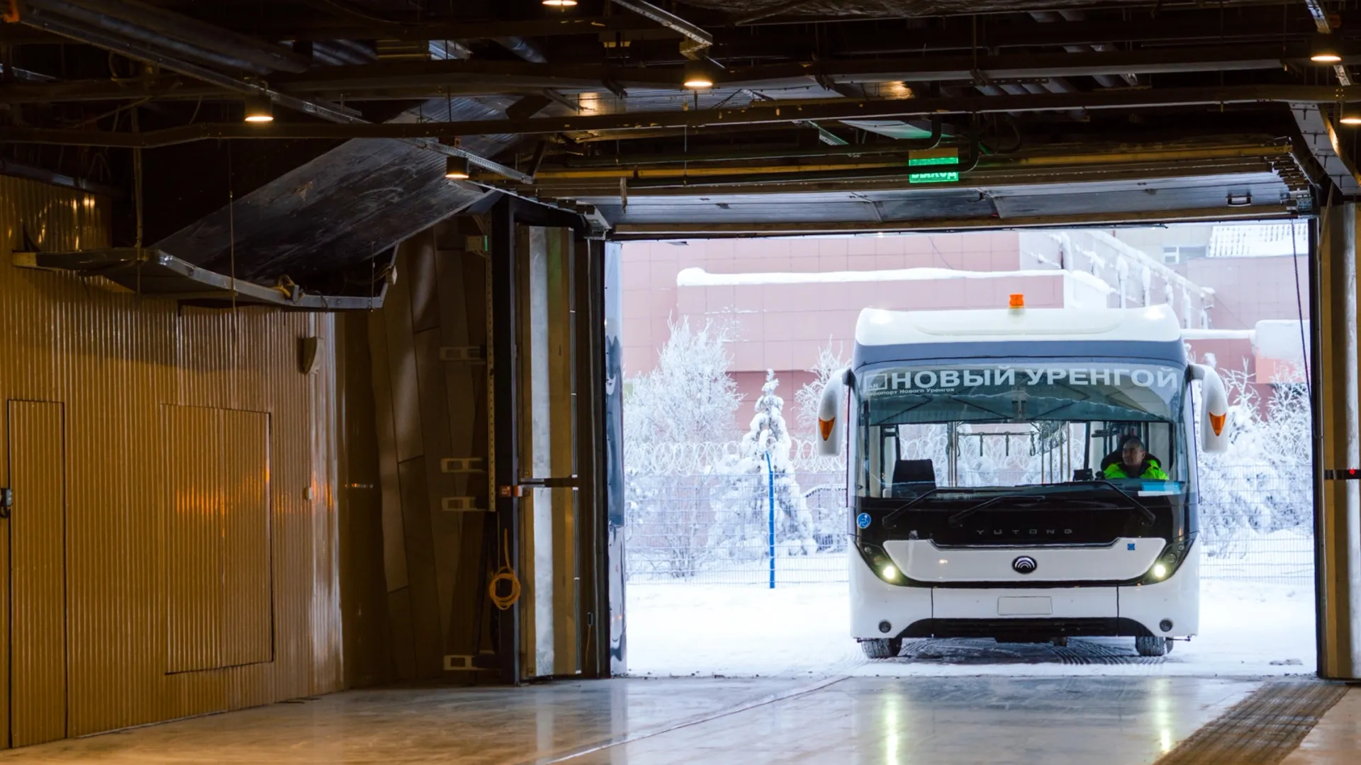 Автобусам больше не придется мерзнуть ночами на морозе. Фото: Юлия Чудинова / «Ямал-Медиа»