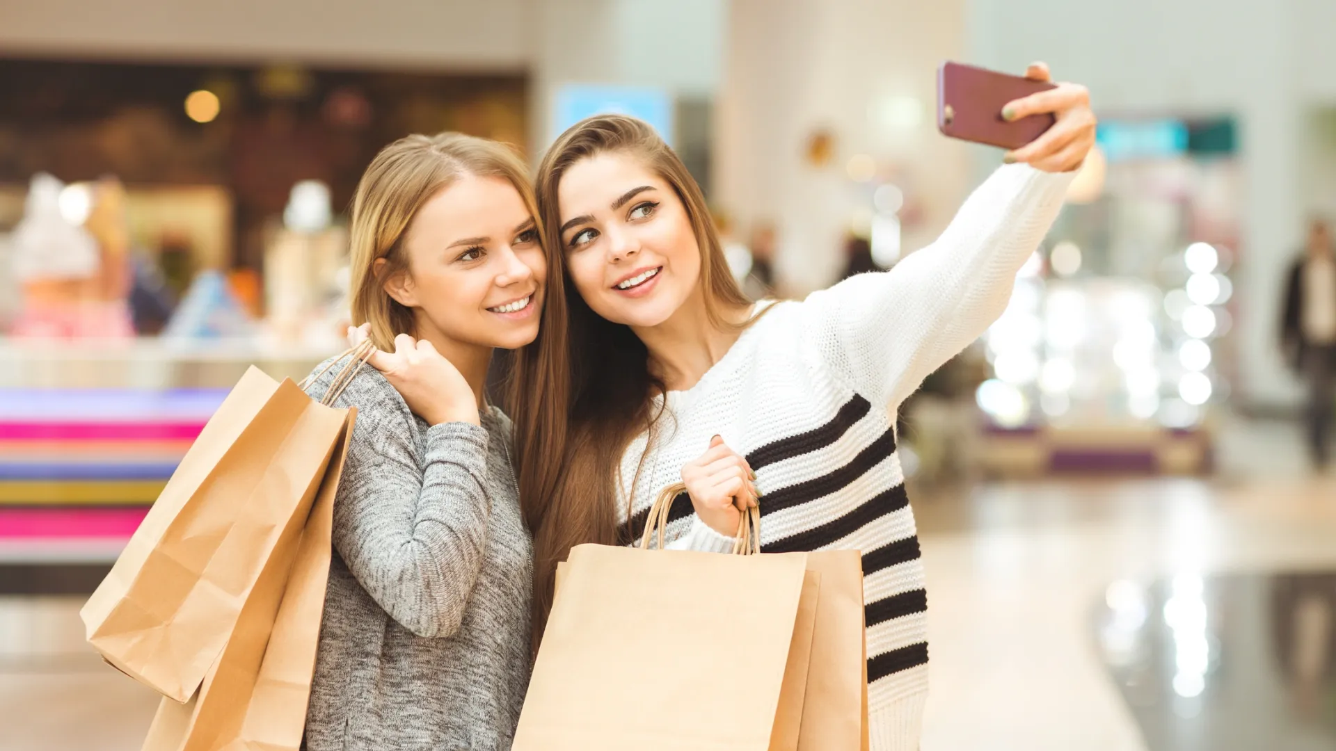 Перед тем, как отправиться на шопинг, лучше узнать о трендах. Фото: Nestor Rizhniak / Shutterstock / Fotodom