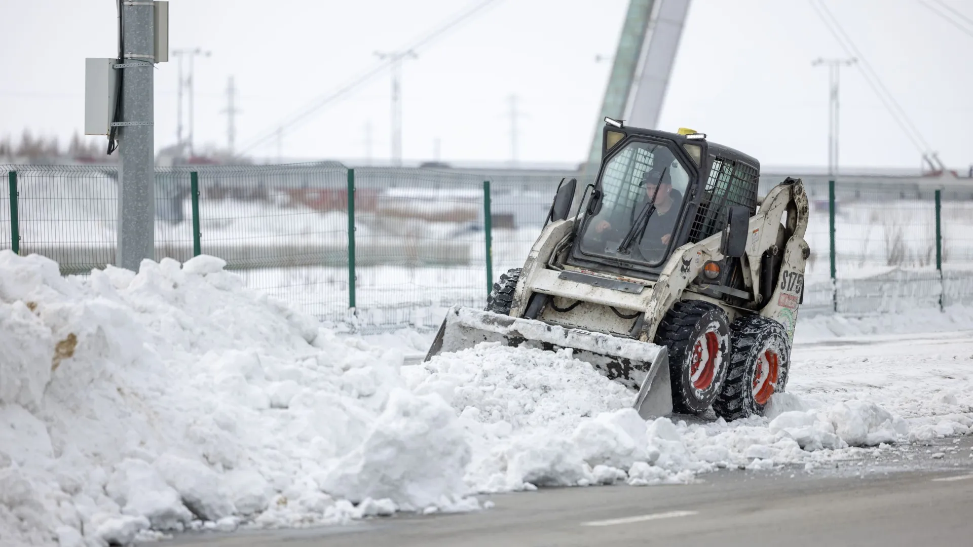 Дороги очищают от снега и посыпают от гололеда. Фото: Сергей Зубков / «Ямал-Медиа»