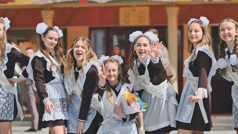 Кому посчастливится выгулять выпускные наряды в российских столицах, станет известно после итоговых экзаменов. Фото: WorldStockStudio / Shutterstock / Fotodom