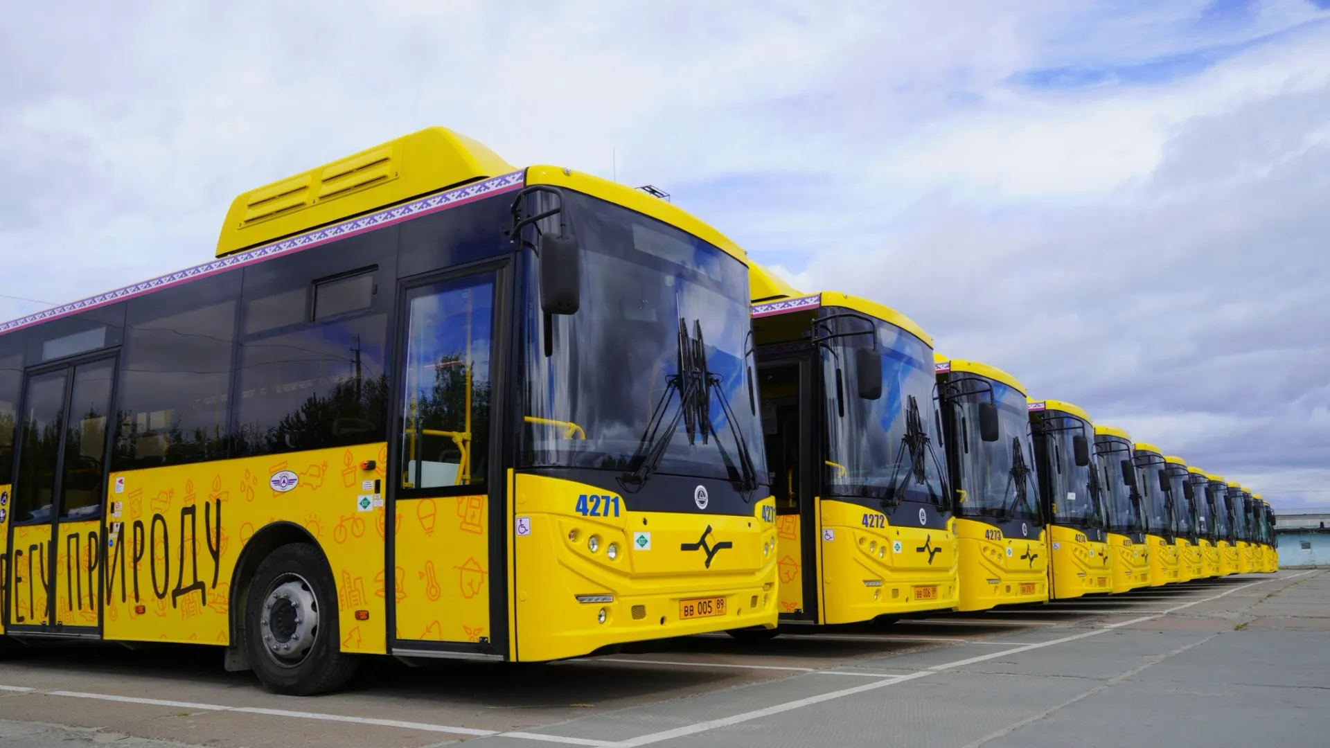 Желтые автобусы вписались в новый дизайн-код Нобярьска. Фото: Юлия Чудинова / «Ямал-Медиа»