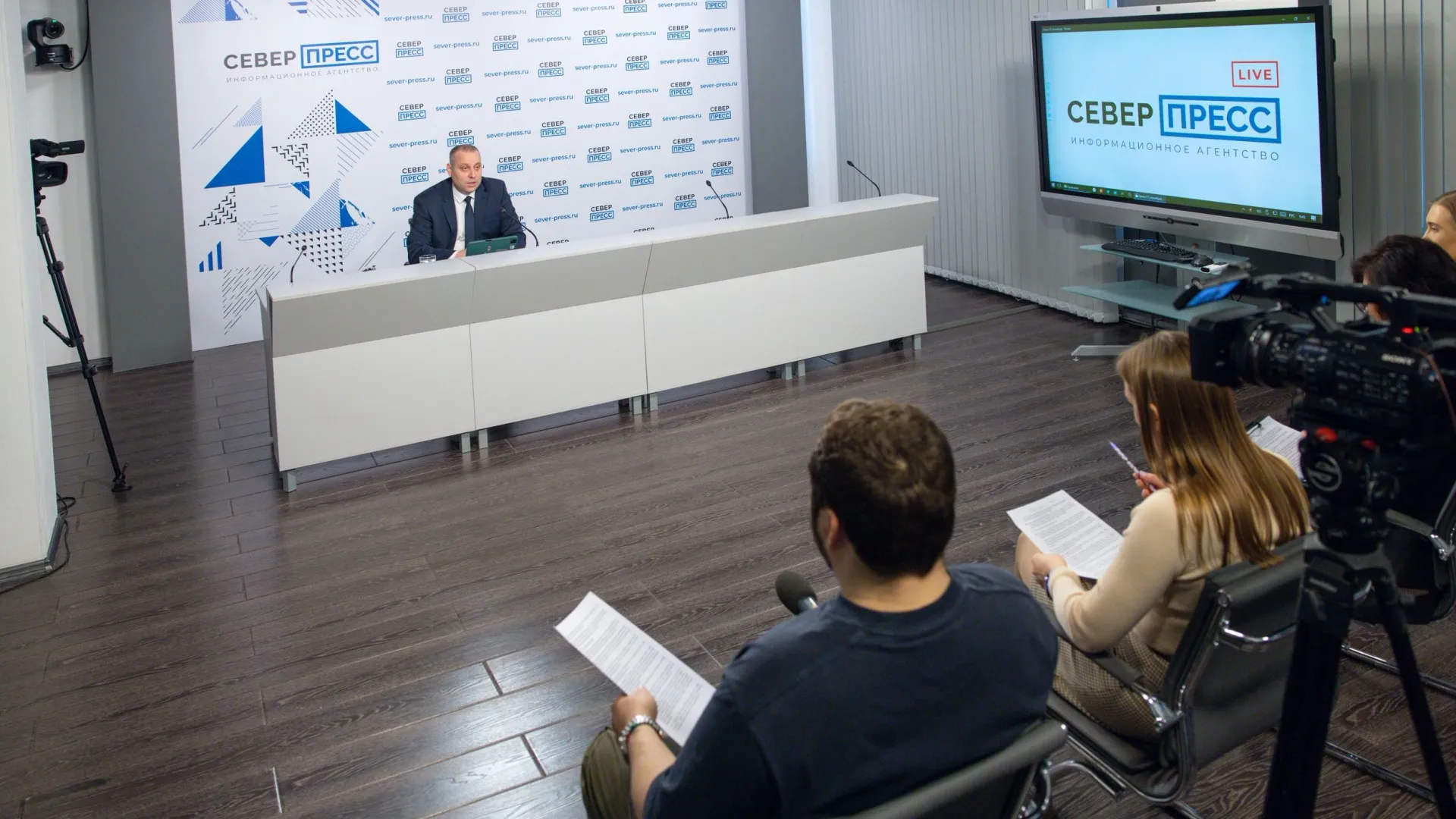 Об итогах рейтинга Андрей Гаранин рассказал в пресс-центре «Север-Пресса». Фото: Федор Воронов / «Ямал-Медиа»