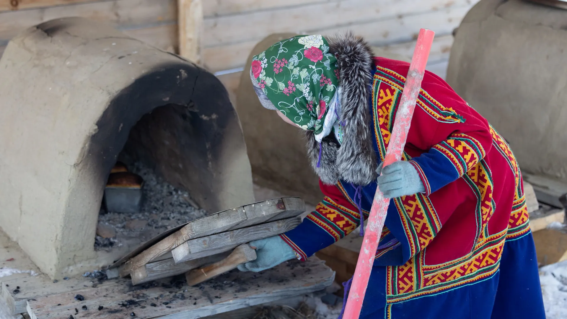 Традиционная хантыйская уличная печь для хлеба называется «нянь кур». Ее ставили возле жилища, пользовались летом и зимой. Фото: Сергей Зубков / «Ямал-Медиа»
