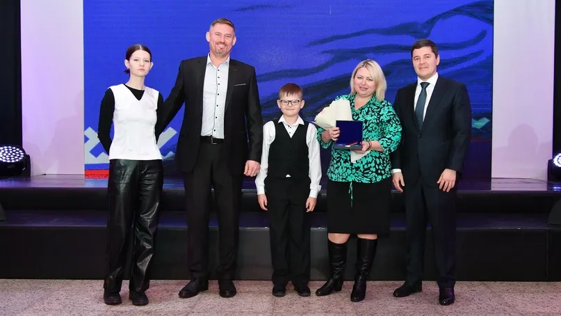 Медаль «Материнская слава» вручил лично губернатор ЯНАО. Фото: vk.com/titovsky_al