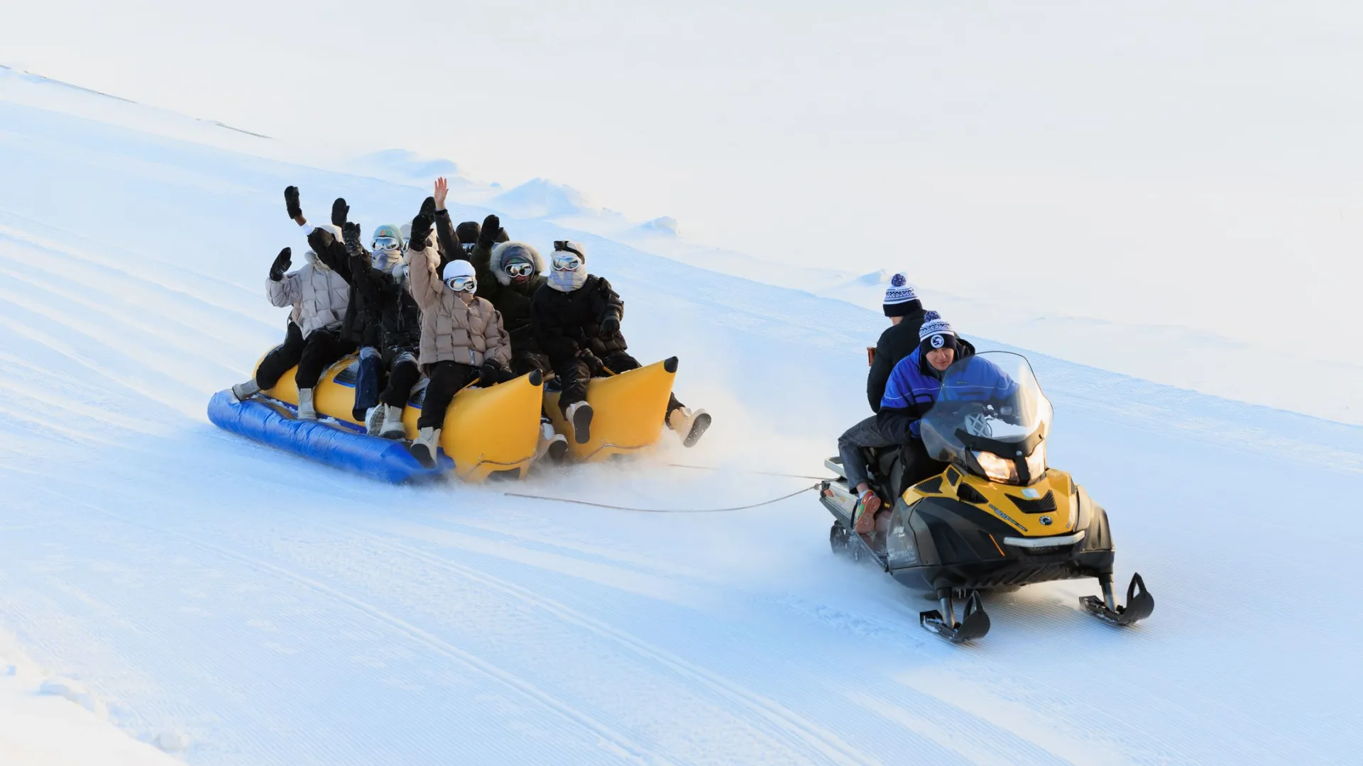 В Сочи катают на «банане» по воде, а в Лабытнанги по снегу. Фото: Юлия Чудинова / «Ямал-Медиа»