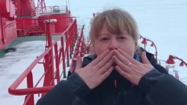 Старший помощник капитана Марина Старовойтова записала видеопоздравление для женщин на борту ледокола «Ямал». Фото: кадр из видео «Атомфлот» / t.me/Atomflot_official