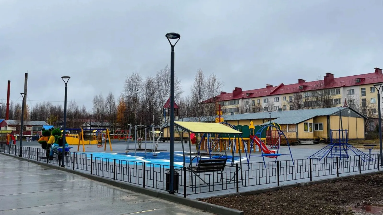 Игровая площадка у школы в Приозерном. Фото: t.me/zharomskih_DG
