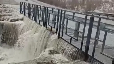 Потоки воды устремлялись с моста вниз. Фото: кадр из видео сообщества «Лабытнанги Info» в социальной сети «ВКонтакте»