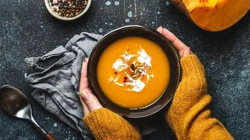 Суп-пюре из тыквы — идеальное блюдо в холода. Фото: Elena Eryomenko / Shutterstock / Fotodom.