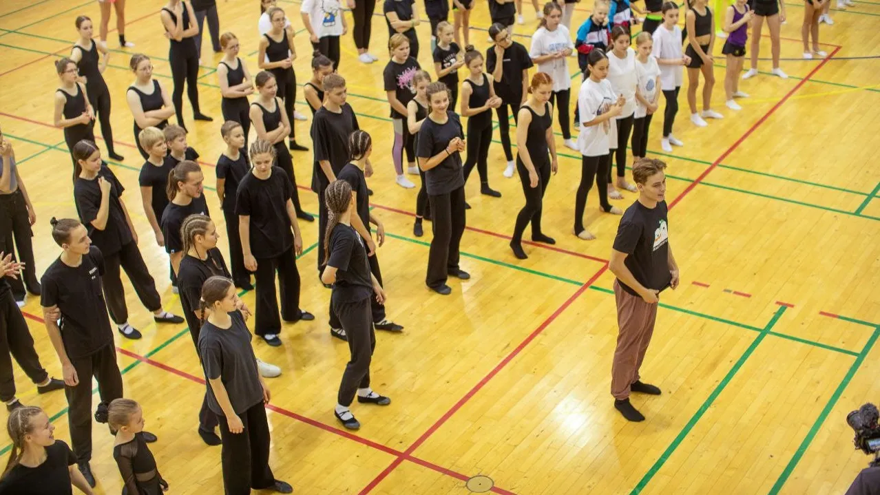 Участниками мастер-класса в Надыме стали более 300 юных танцоров. Фото: t.me/zharomskih_DG