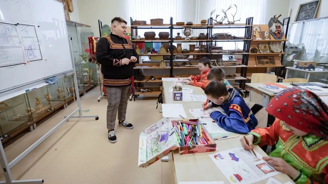 Чтобы сохранить родные языки, детей КМНС с малых лет учат им. Фото: «Ямал-Медиа»