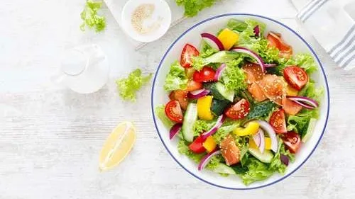 Витаминный и полезный салат — хороший перекус. Фото: Sea Wave / Shutterstock / Fotodom.