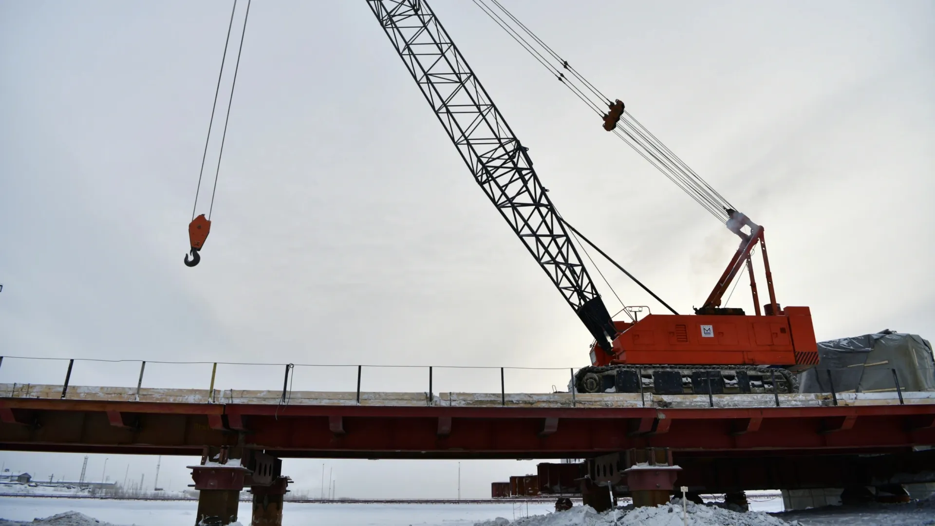 Монтаж мобильного моста составляет от двух до пяти суток в зависимости от длины сооружения. Фото: Андрей Ткачёв / «Ямал-Медиа»