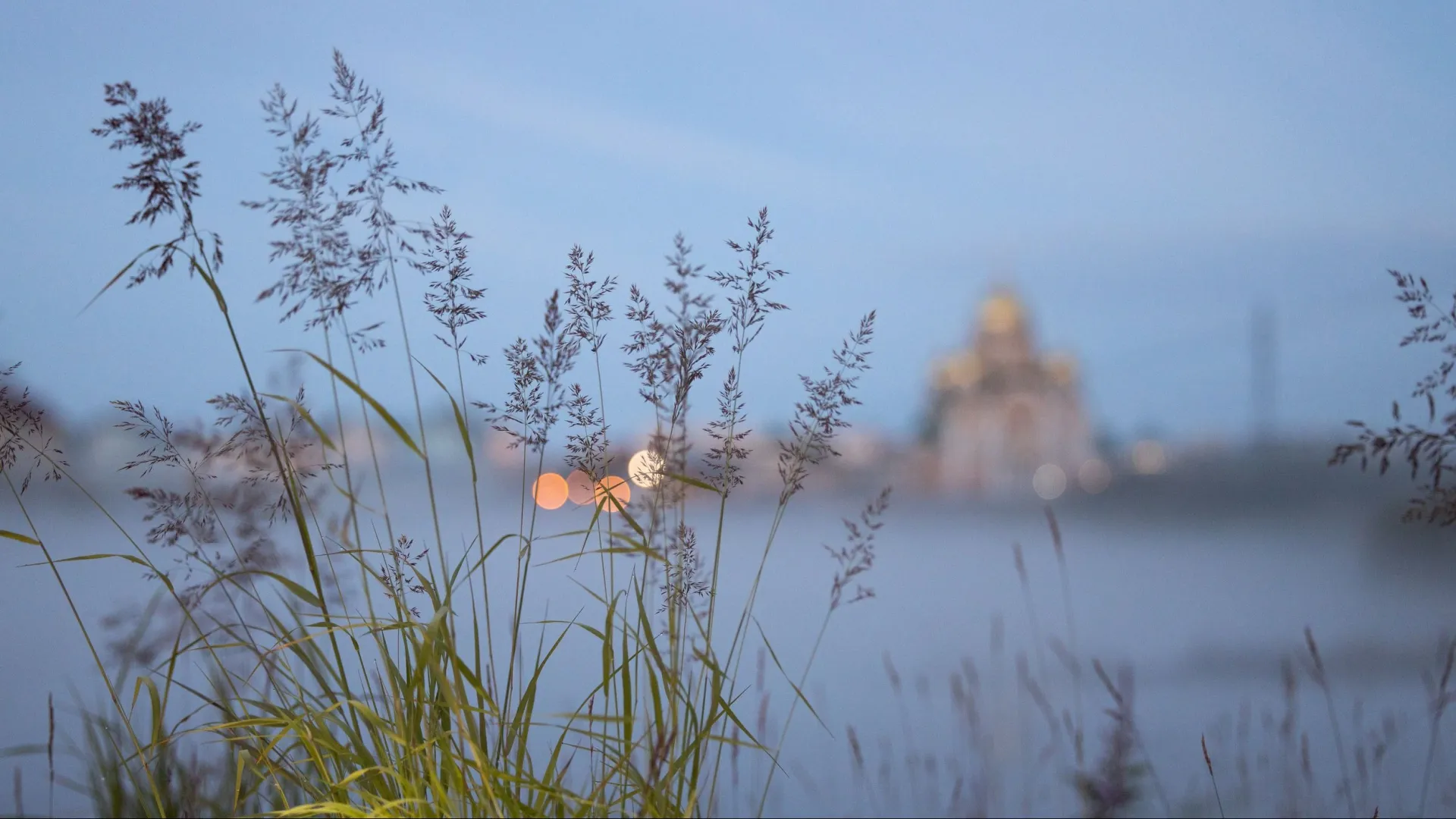 Летний туман придает мистический шарм городу. Фото: Федор Воронов / «Ямал-Медиа»