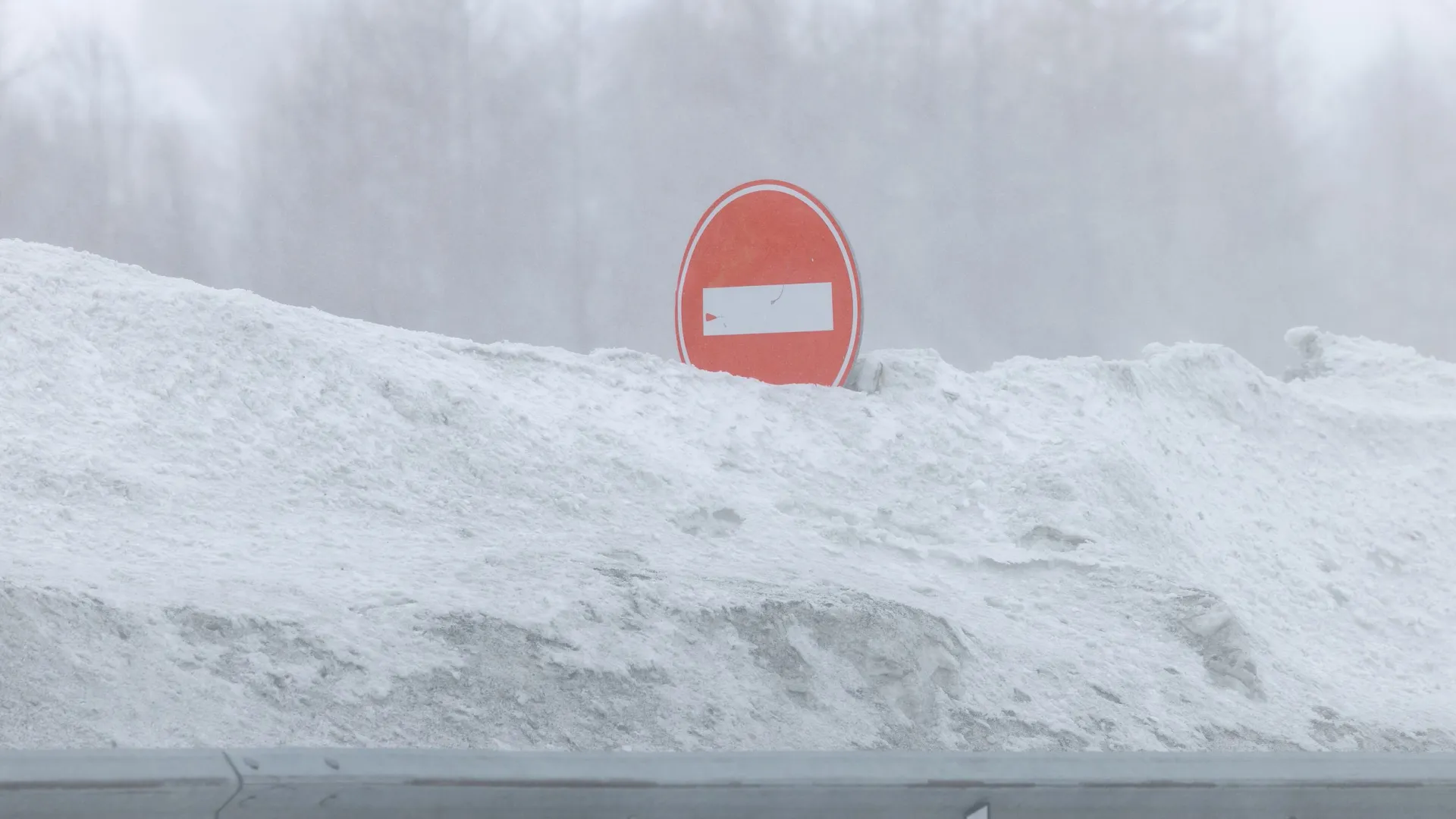 Выезжать на дорогу стало опасно. Фото: Сергей Зубков / «Ямал-Медиа»