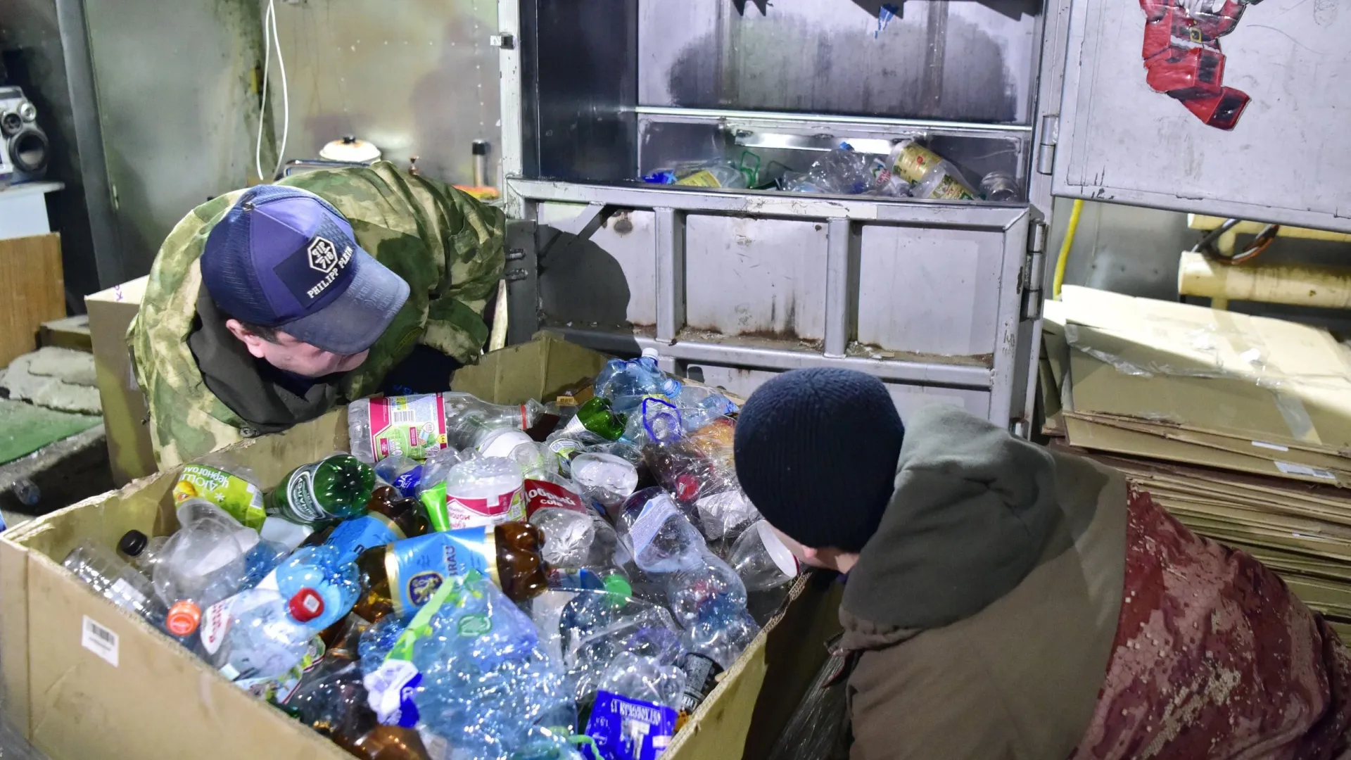 По данным исследователей в среднестатистической мусорной корзине жителя сегодня пластик оставляет 70 или 80%. Фото: Андрей Ткачев / «Ямал-Медиа»