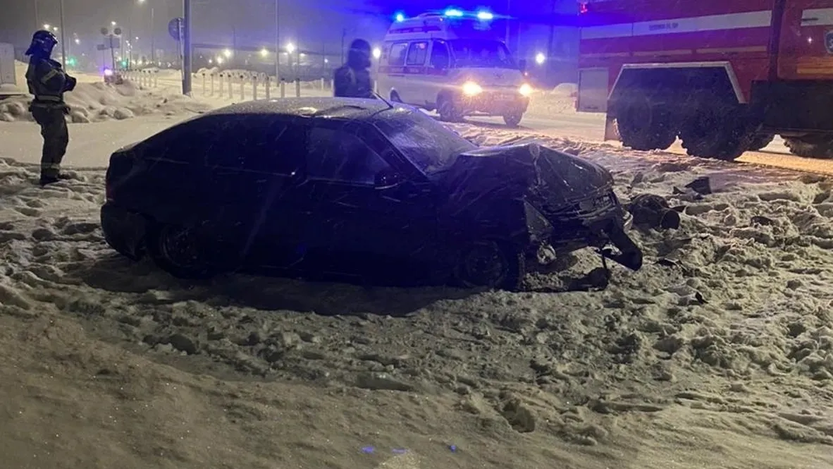 ДТП в Новом Уренгое. Фото предоставлено пресс-службой ГУ МЧС России по ЯНАО