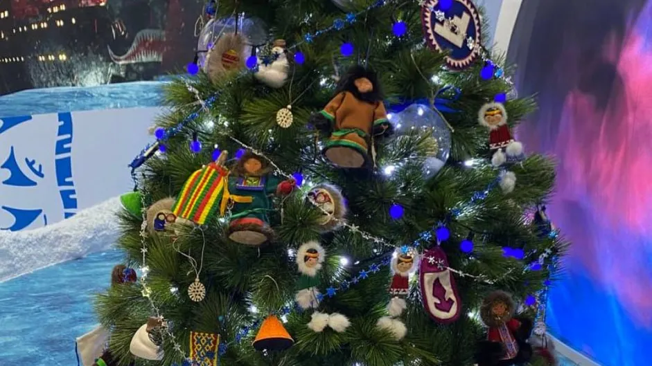 На стенде Ямала установили к Новому году елку. Фото: t.me/YANAO_official