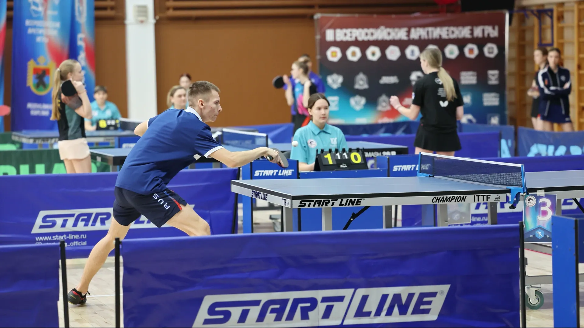 Турнир по настольному теннису проходит в СК «Студенческий». Фото: Андрей Ткачёв / «Ямал-Медиа»