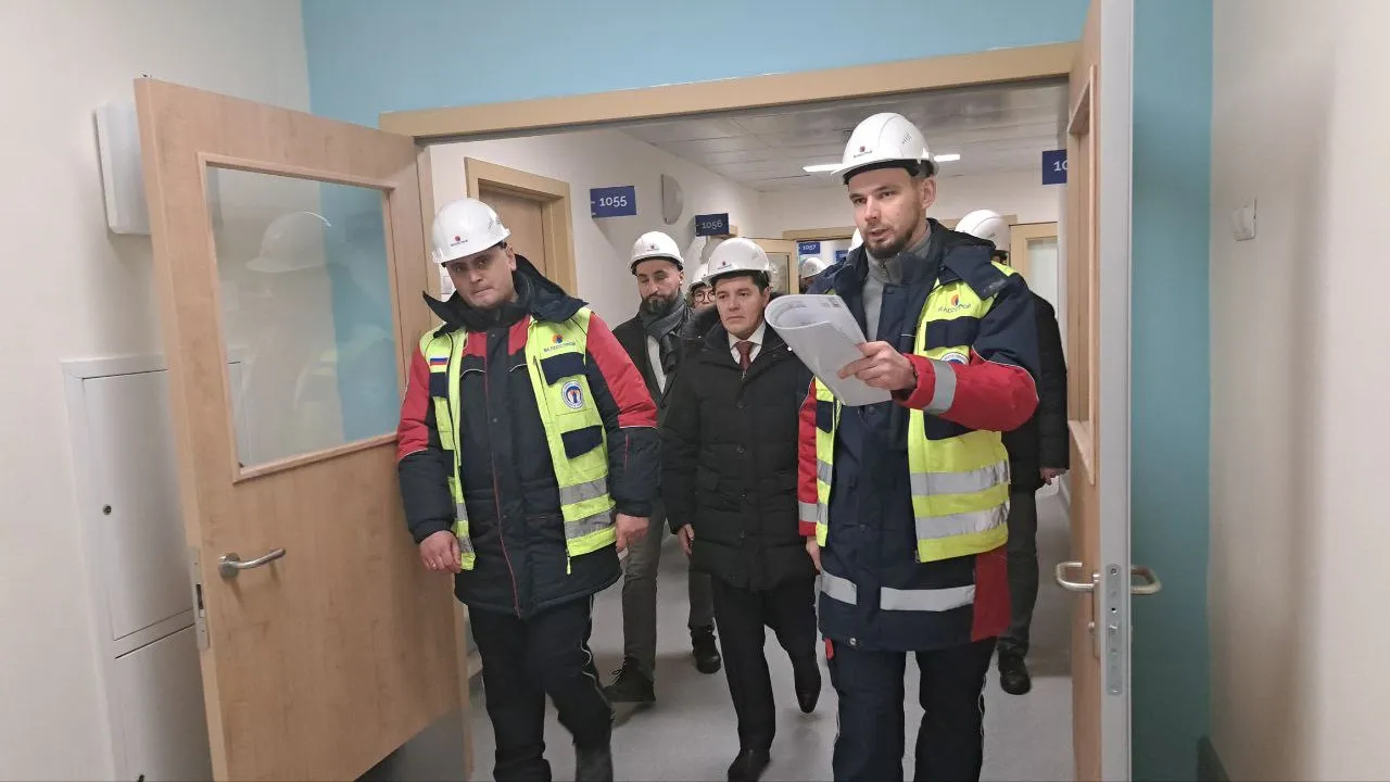 Дмитрий Артюхов посетил строящиеся соцобъекты Нового Уренгоя. Фото: «Ямал-Медиа»