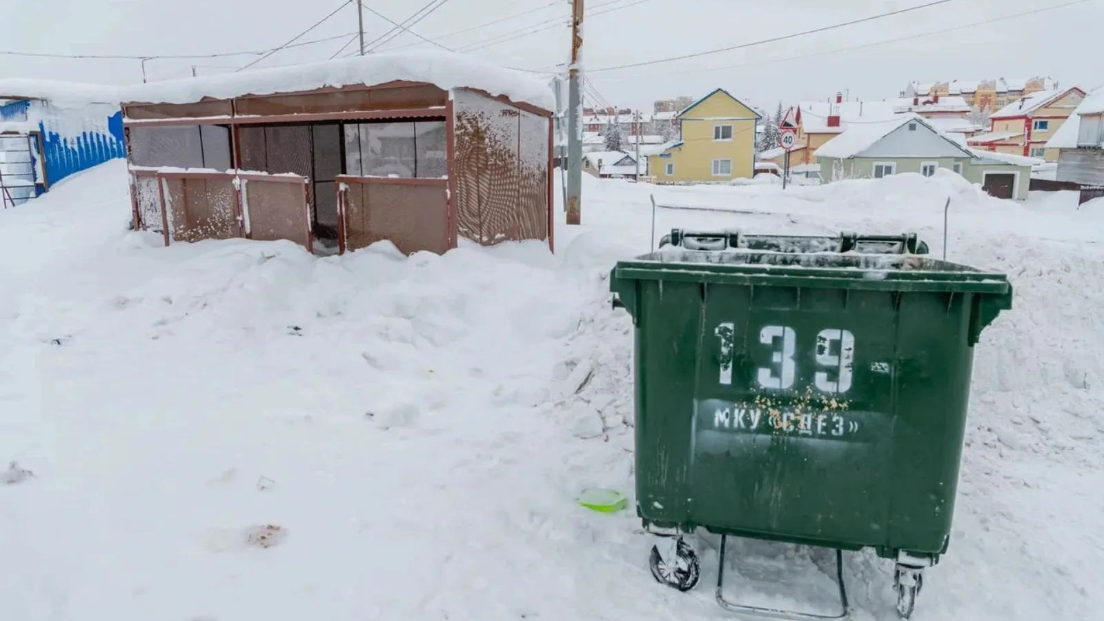 Салехардцы сигнализировали главе города о засыпанных снегом площадках для мусора. Фото: t.me/salekhard_admin