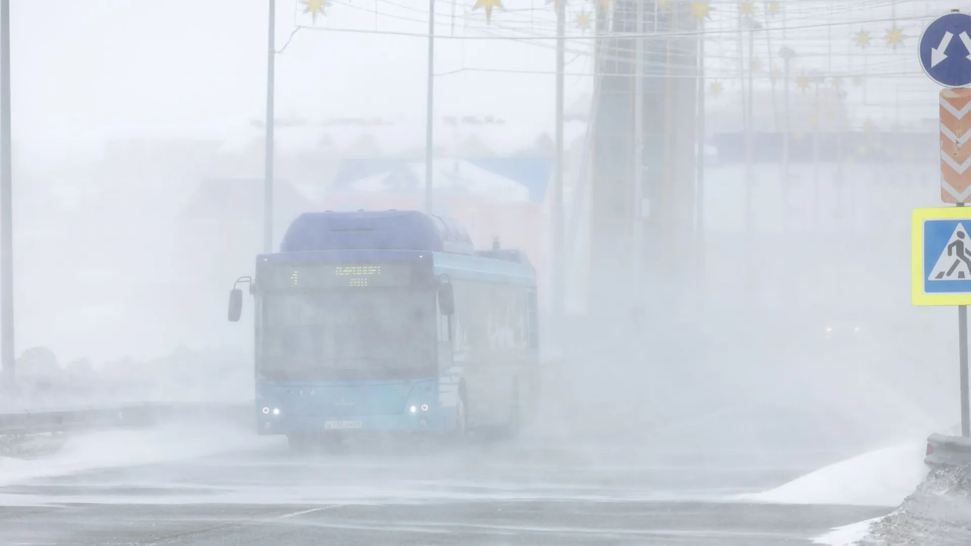 Из-за плохой видимости движение транспорта ограничено. Фото: Сергей Зубков / «Ямал-Медиа»