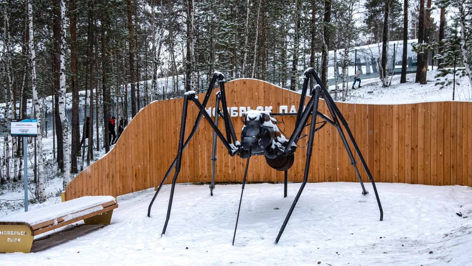 В Ноябрьске кроме нефти есть знаменитый памятник комару. Фото: Юрий Здебский / «Ямал-Медиа»