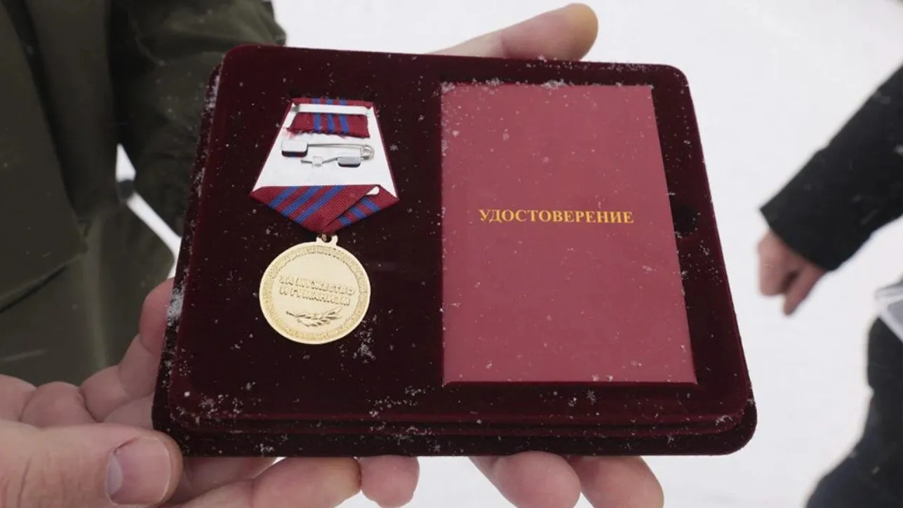 Медаль «За мужество и гуманизм» вручили харповчанину. Фото: Лабытнанги + Харп / t.me/lbt_harp