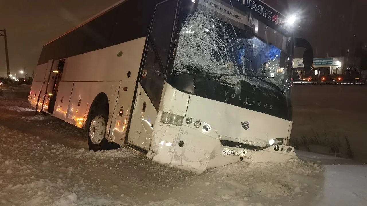 Автобус отбросило на обочину. Фото предоставлено пресс-службой ОГИБДД Нового Уренгоя