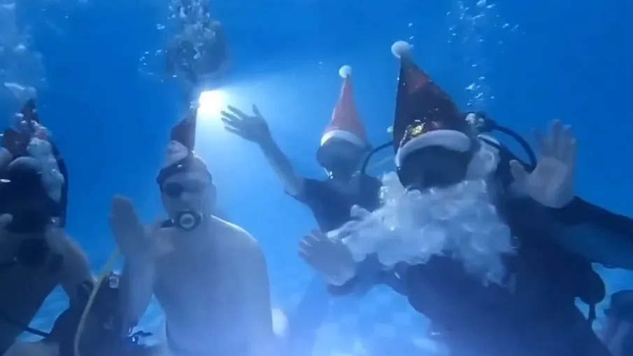 Дед Мороз и Снегурочка устроили под водой новогоднюю фотосессию. Кадр из видео со страницы vk.com/divingyanao