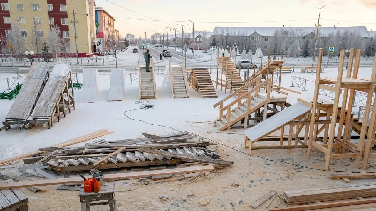 В Салехарде начали монтаж ледового городка. Фото: t.me/titovsky_al