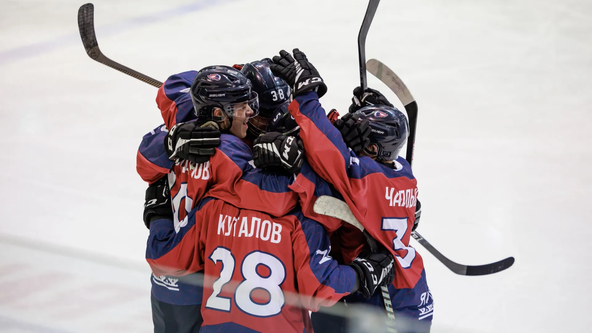 «Факел» празднует победу над хоккеистами из Рыбинска. Фото: Сергей Зубков / «Ямал-Медиа»