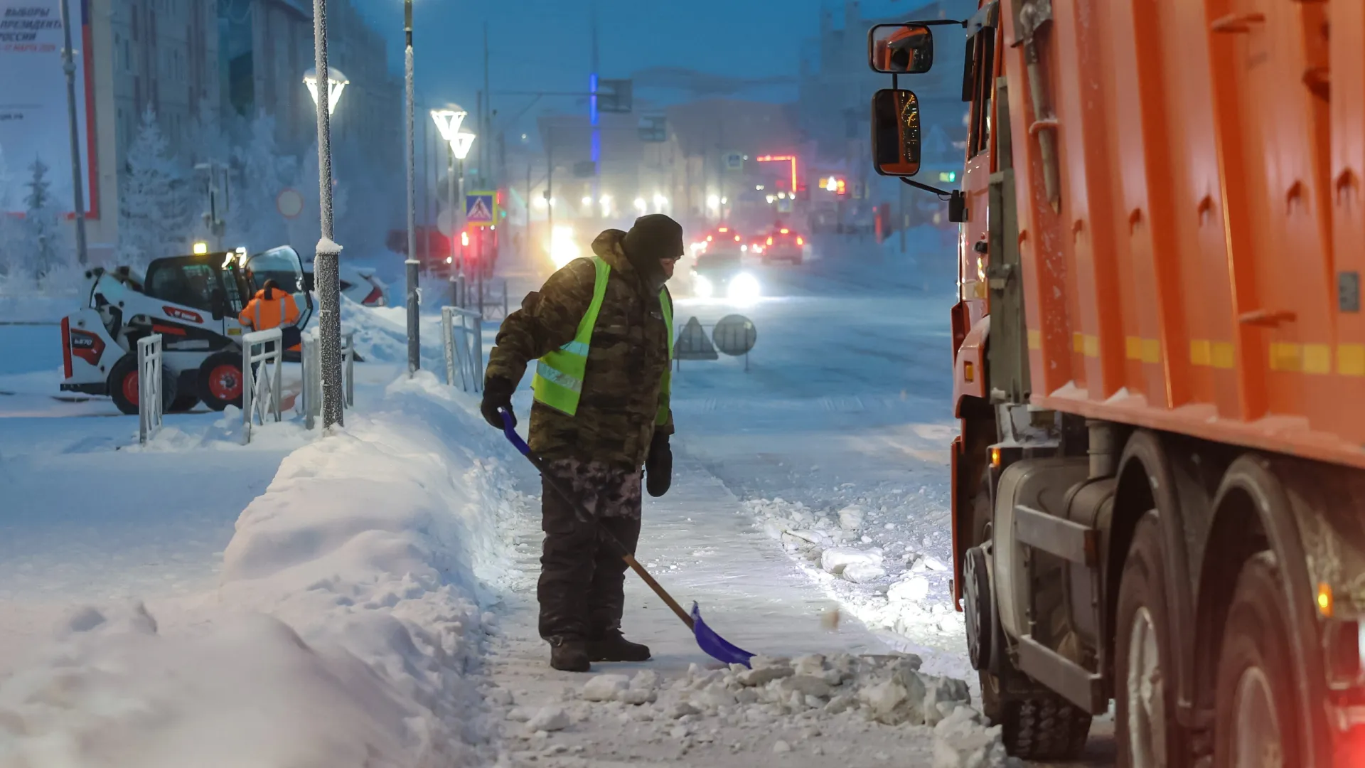 В первую очередь в городе расчищают проезды и тротуары. Фото: Андрей Ткачев / «Ямал-Медиа»