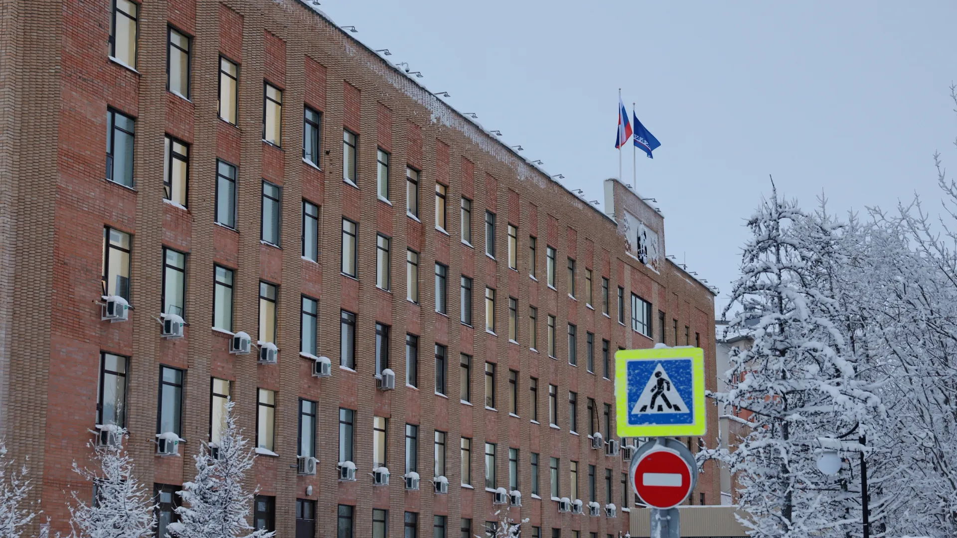 На улице Республики в Салехарде расположено здание Заксобрания ЯНАО. Фото: Андрей Ткачев / «Ямал-Медиа»