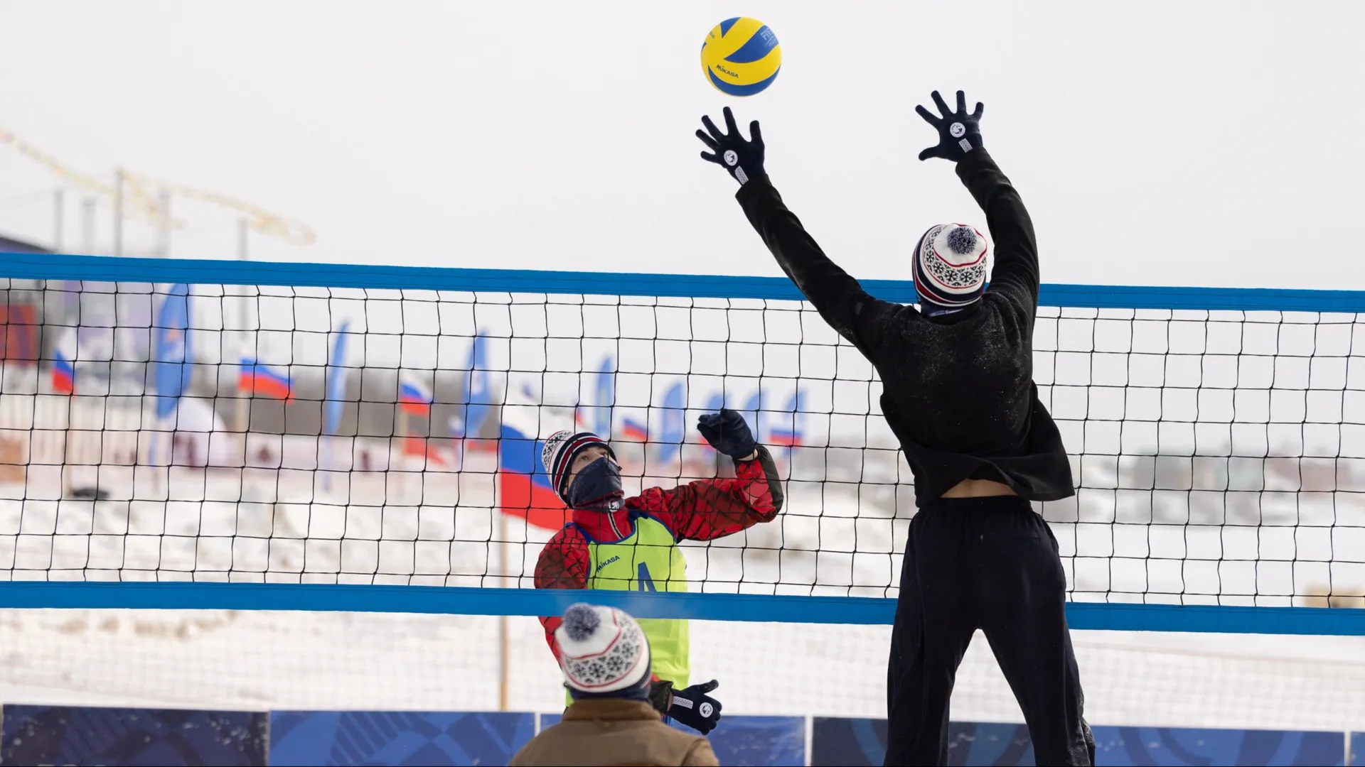 Турнир по волейболу на снегу прошел на берегу Полябты. Фото: Сергей Зубков / «Ямал-Медиа»