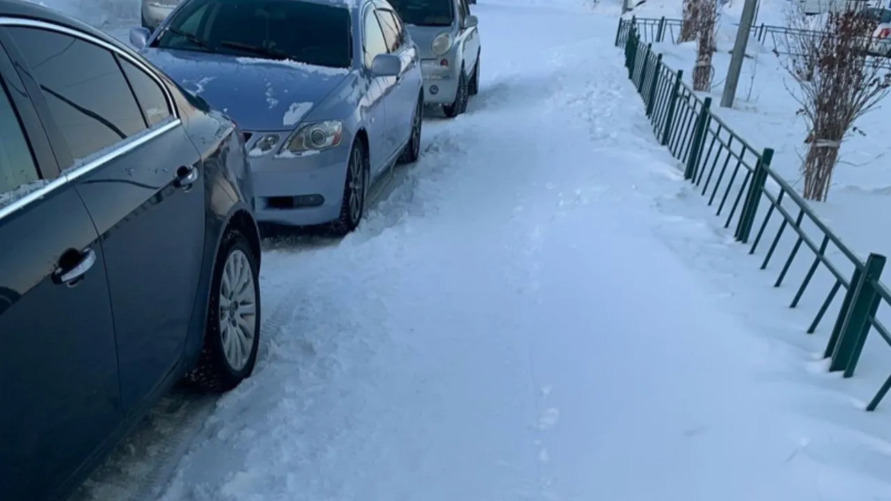 Дорожная техника не может очистить дворы от снега в Ноябрьске из-за  припаркованных автомобилей | Север-Пресс