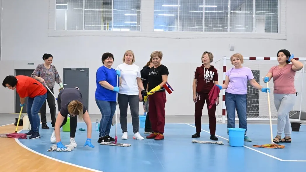 Субботник в Арктическом лицее в Новом Уренгое. Фото: vk.com/voronov__av