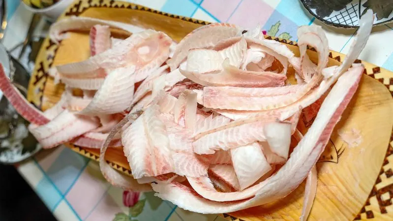 Строганина из рыбы — одно из самых популярных блюд у коренных северян. Фото: Василий Петров / «Ямал-Медиа»